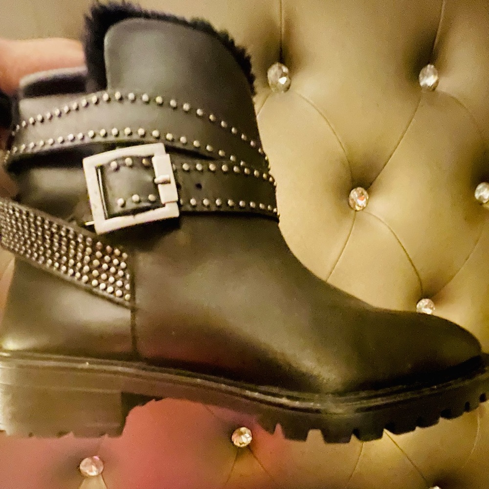 Motorcycle boots with shearing lining.